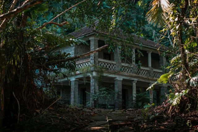 Jalakara — grounds and approach